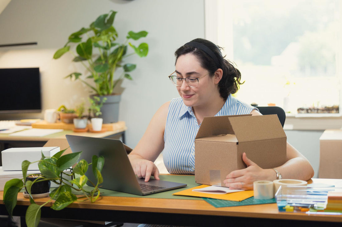 Emprendedora latina preparando pedidos de su tienda online en Estados Unidos